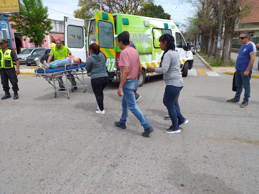 chica-motociclista-choque-auto-1
