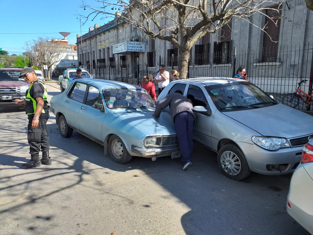 choque-renault-12-frente-escuela-1-1