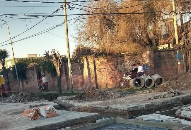 imprudencia-motociclistas-obra-hidraulica-1