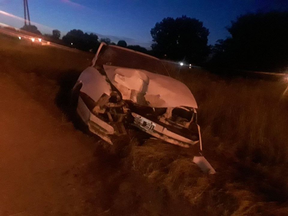 Perdió el control de su auto y chocó contra un poste de luz en plena Ruta 7