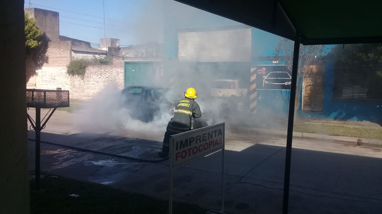 Video: Bomberos debieron acudir al incendio de un auto en el centro