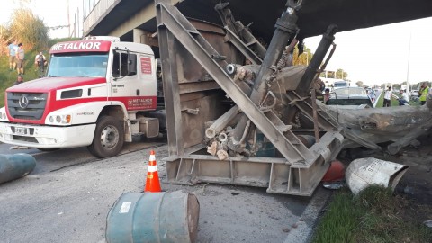 Un camión con acoplado estrelló su carga contra el puente San Fernando del Acceso Oeste