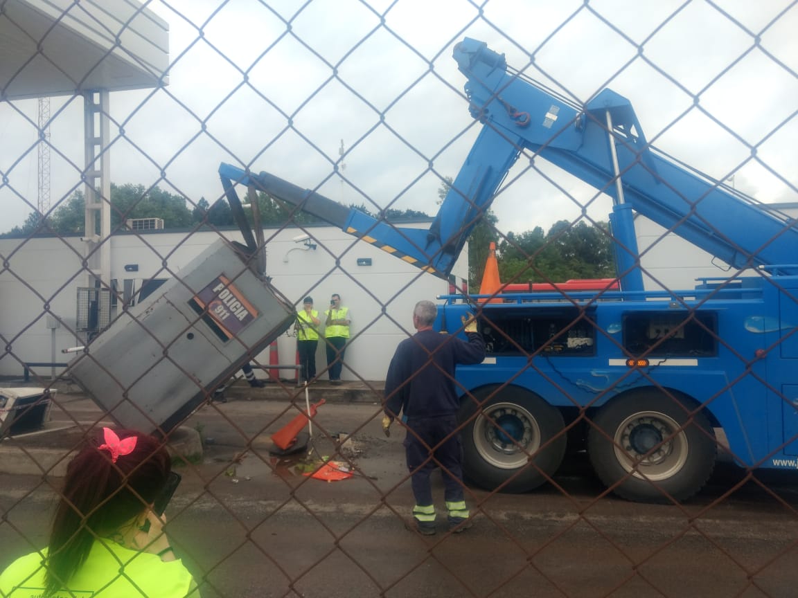 Un camión derribó una garita de la Policía en la subida de Acceso Oeste