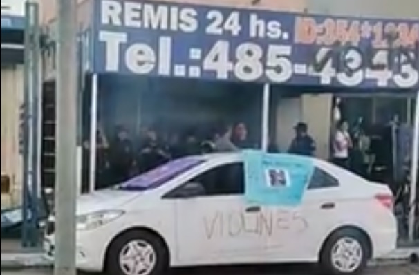 Escrache con incidentes en una remisería céntrica: dos hermanas acusan de abuso de un chofer