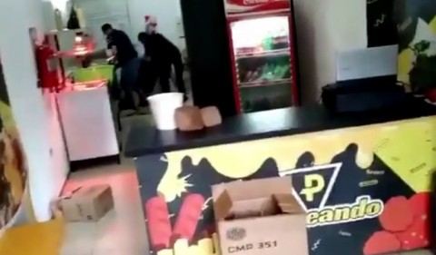 Video: denuncian que un empleado agredió a una compañera en un local de comidas rápidas céntrico