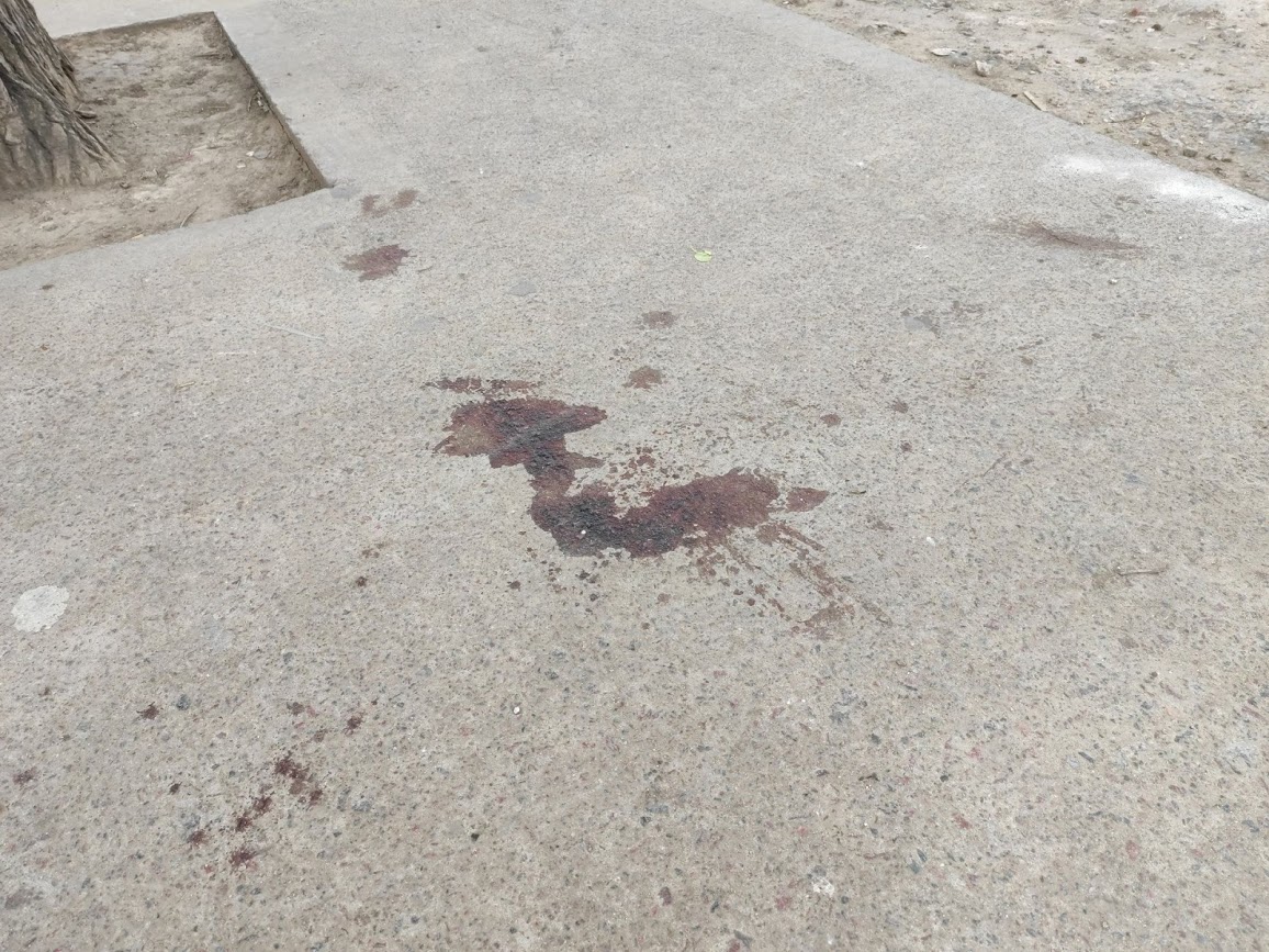 Caótica salida de boliches: Menores pegaron a un joven con una base de sombrilla estando en el piso