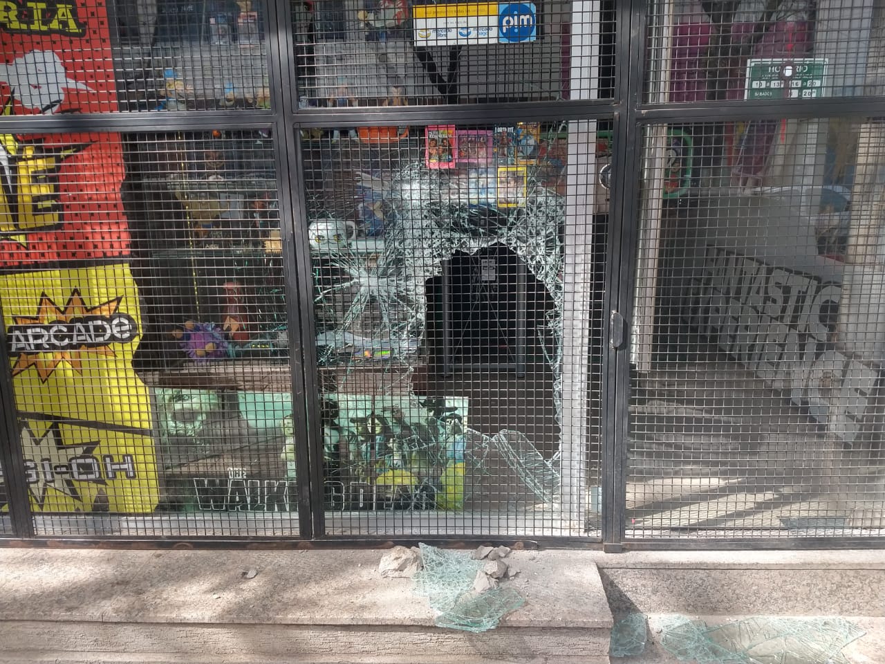 Robaron y vandalizaron un comercio céntrico pero "acomodaron las rejas" al irse