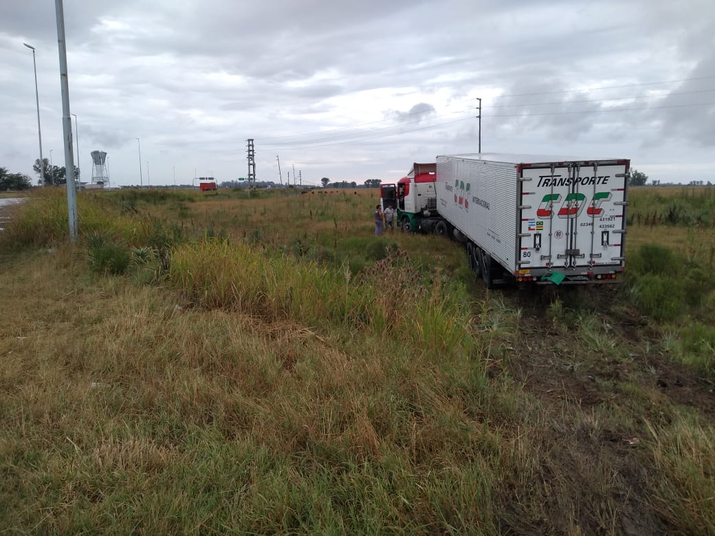 Un camión despistó en la rotonda de Ruta 6 y Ruta 24