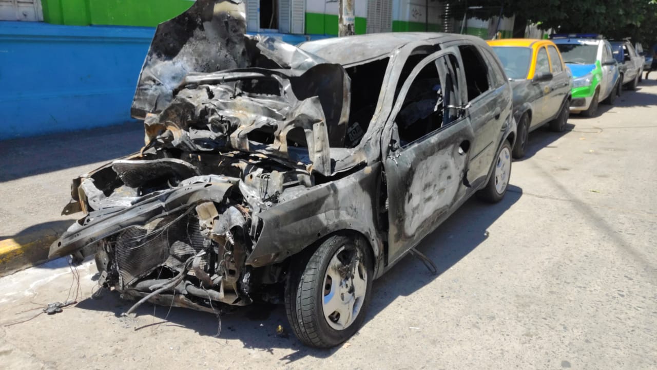 Un auto se prendió fuego tras chocar con un camión en la Autopista