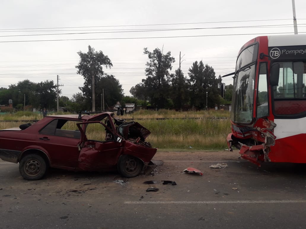 Trágico choque frontal entre un auto y un colectivo en Ruta 7