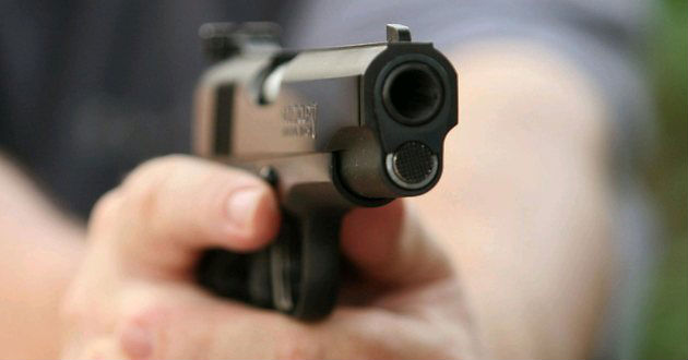 Delincuentes armados ingresaron a una casa y ataron con alambre a sus dueños para robarles