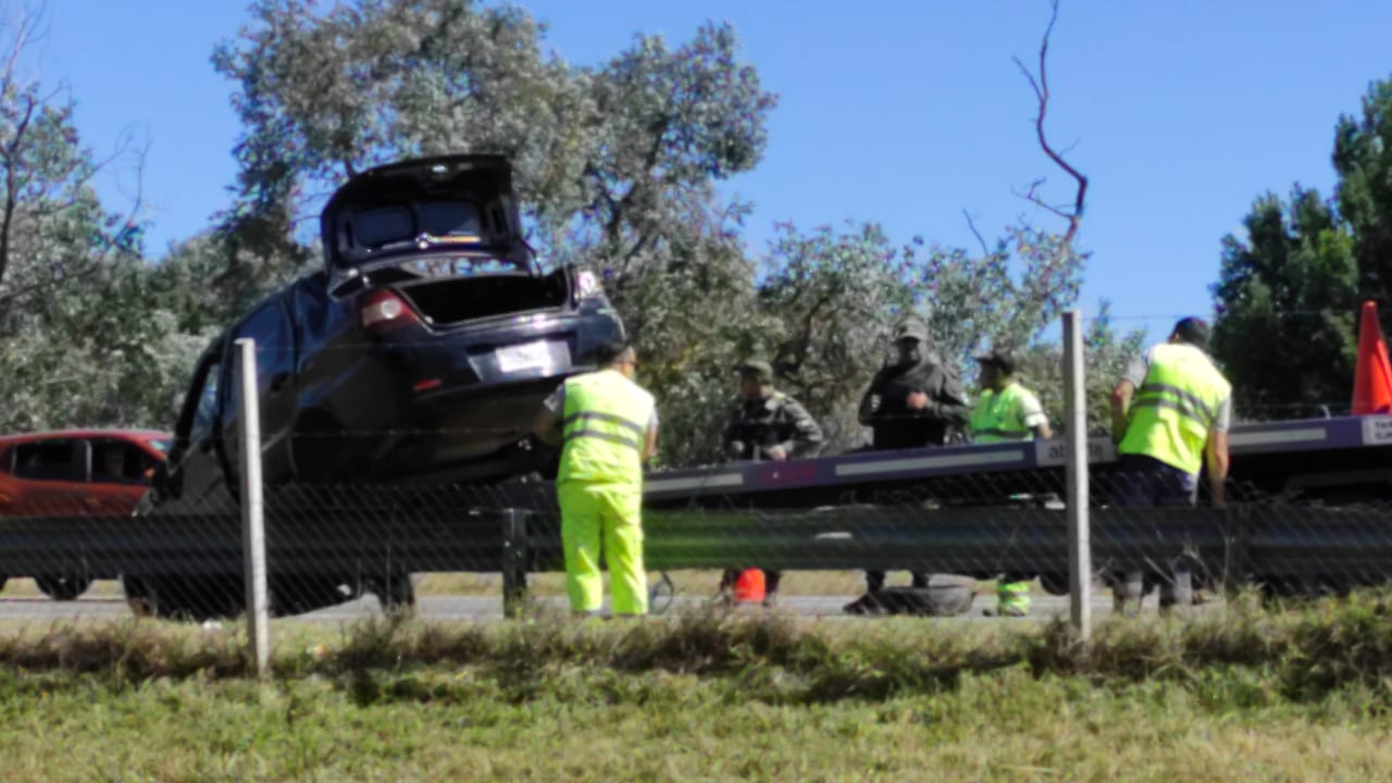 Una familia volcó con su auto en la Autopista