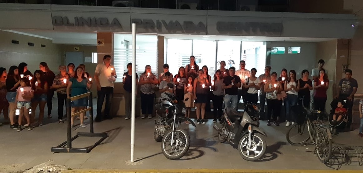 Marcha con velas y pedido de justicia frente a la Clínica Centro