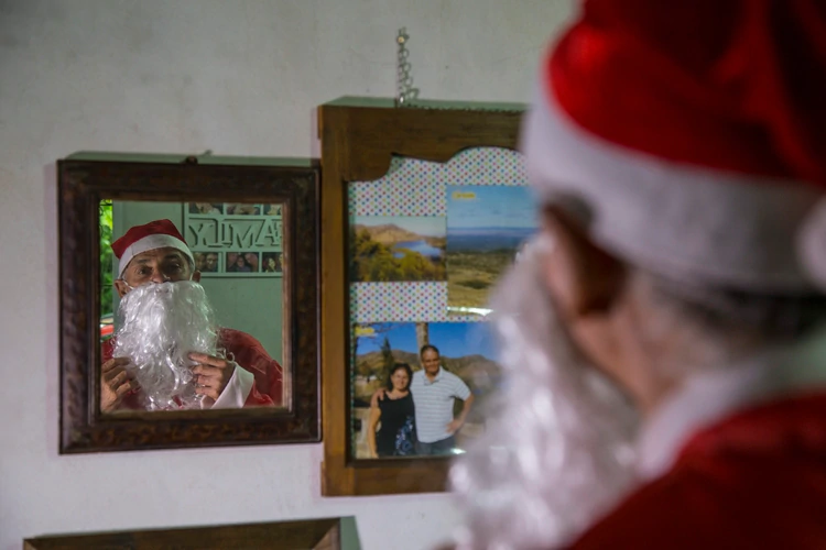 El Papá Noel rodriguense que regala juguetes a chicos de la calle