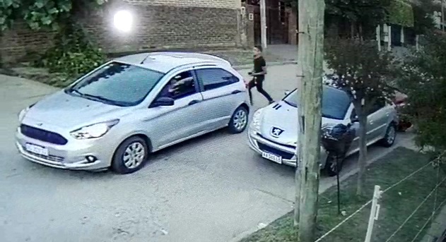 Video: dos jóvenes fueron asaltados cuando llegaban a su casa