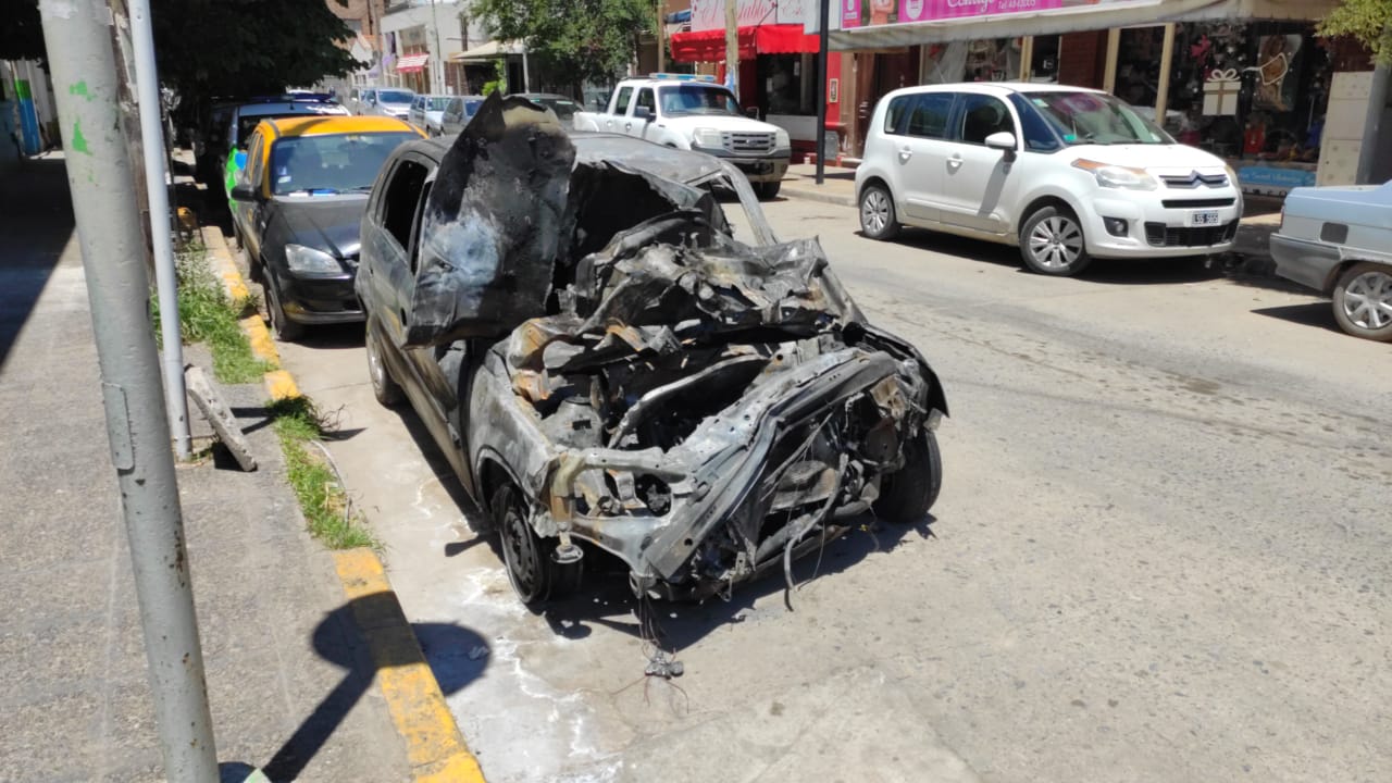 choque-auto-camion-autopista-1