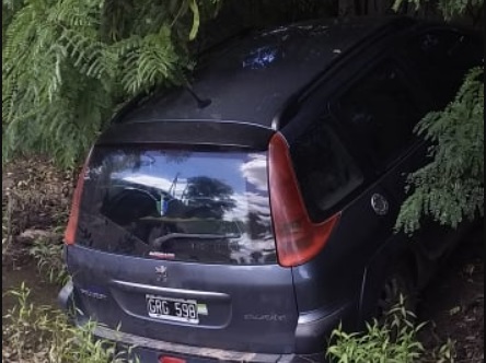En las primeras horas del año, un auto despistó y se incrustó en un alambrado