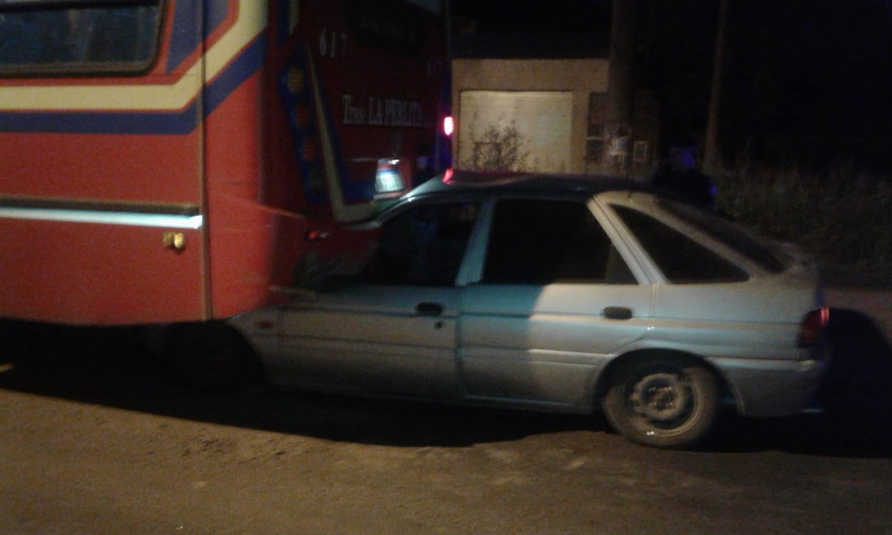 Un auto se incrustó debajo de un colectivo en Ruta 7