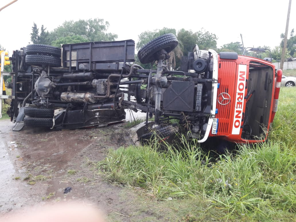Un camión de Bomberos volcó sobre la Ruta 24
