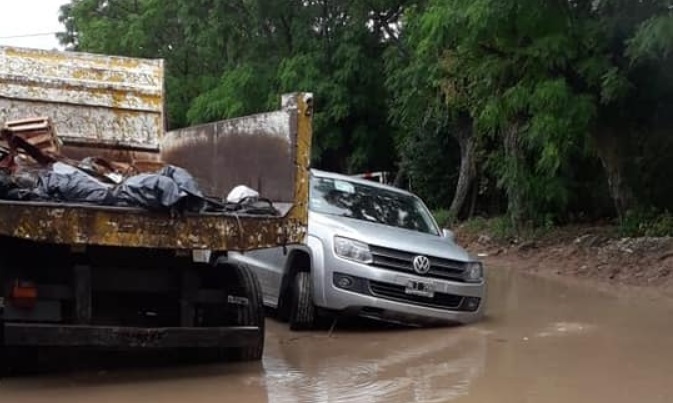 Una camioneta quedó atascada en un pozo y fue remolcada por un camión municipal