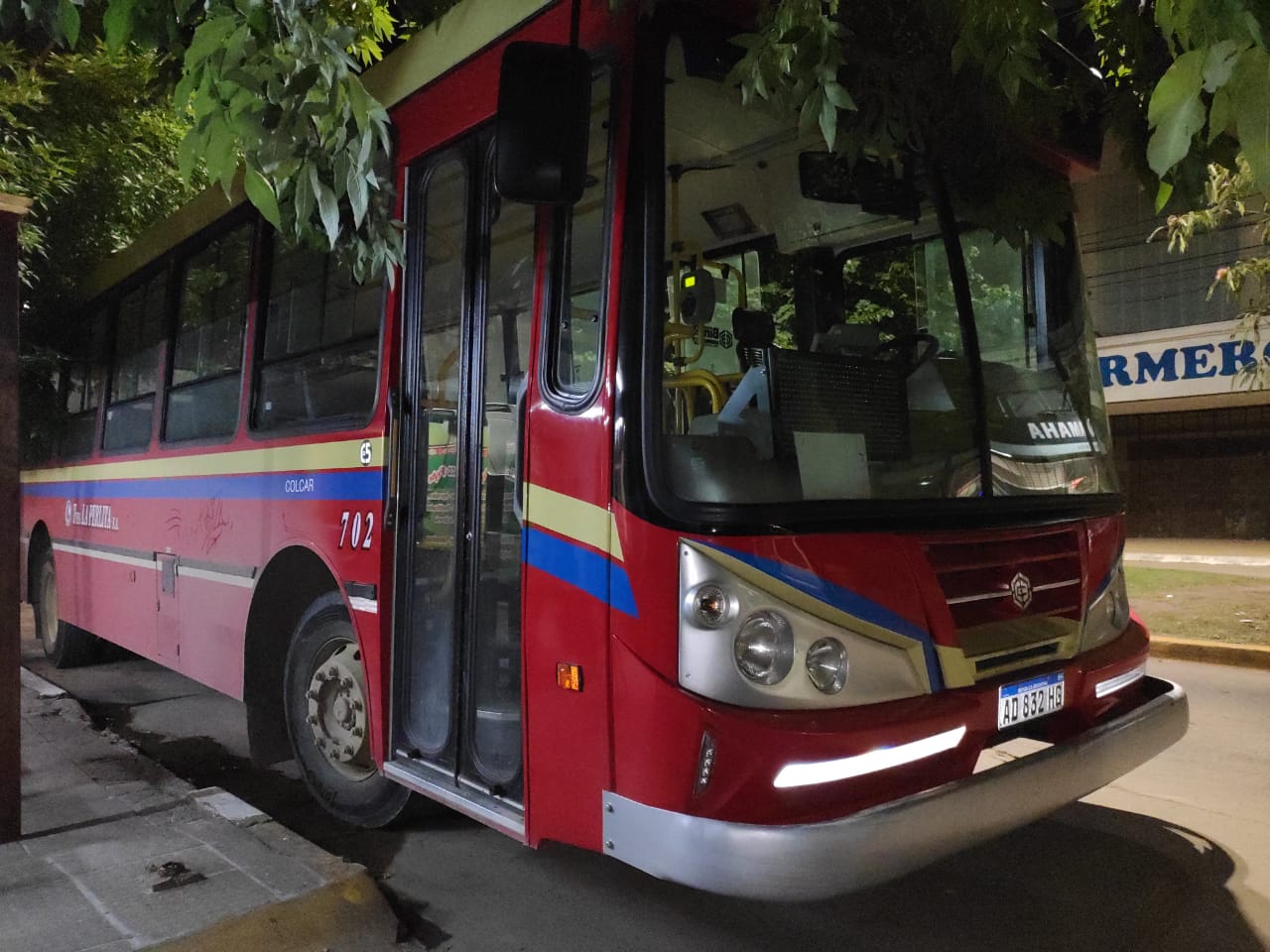 Dos motociclistas terminaron heridos al colisionar con un colectivo de La Perlita