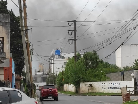 El humo de un "quema" sobre la Colectora Sur cubrió el centro de la ciudad