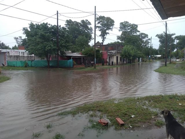 Quejas por la acumulación de agua en Altos del Oeste tras las lluvias