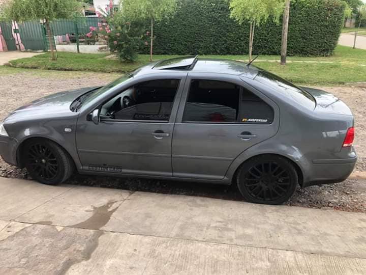 Forcejeó y le disparó para robarle el auto frente a un comercio céntrico