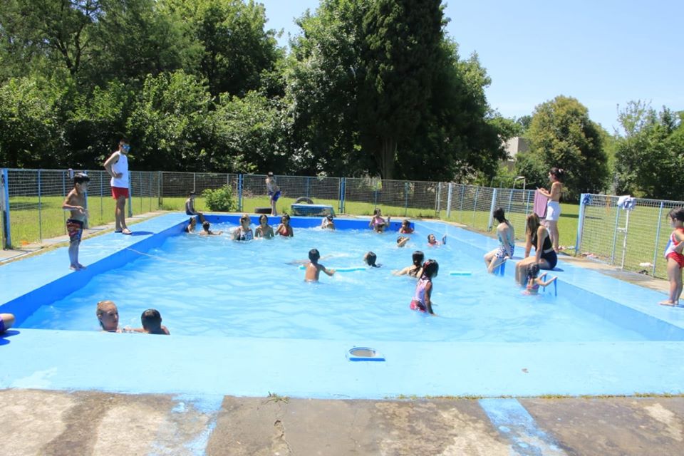 Niños y niñas de merenderos barriales pueden disfrutar de la pileta de la Casa del Niño