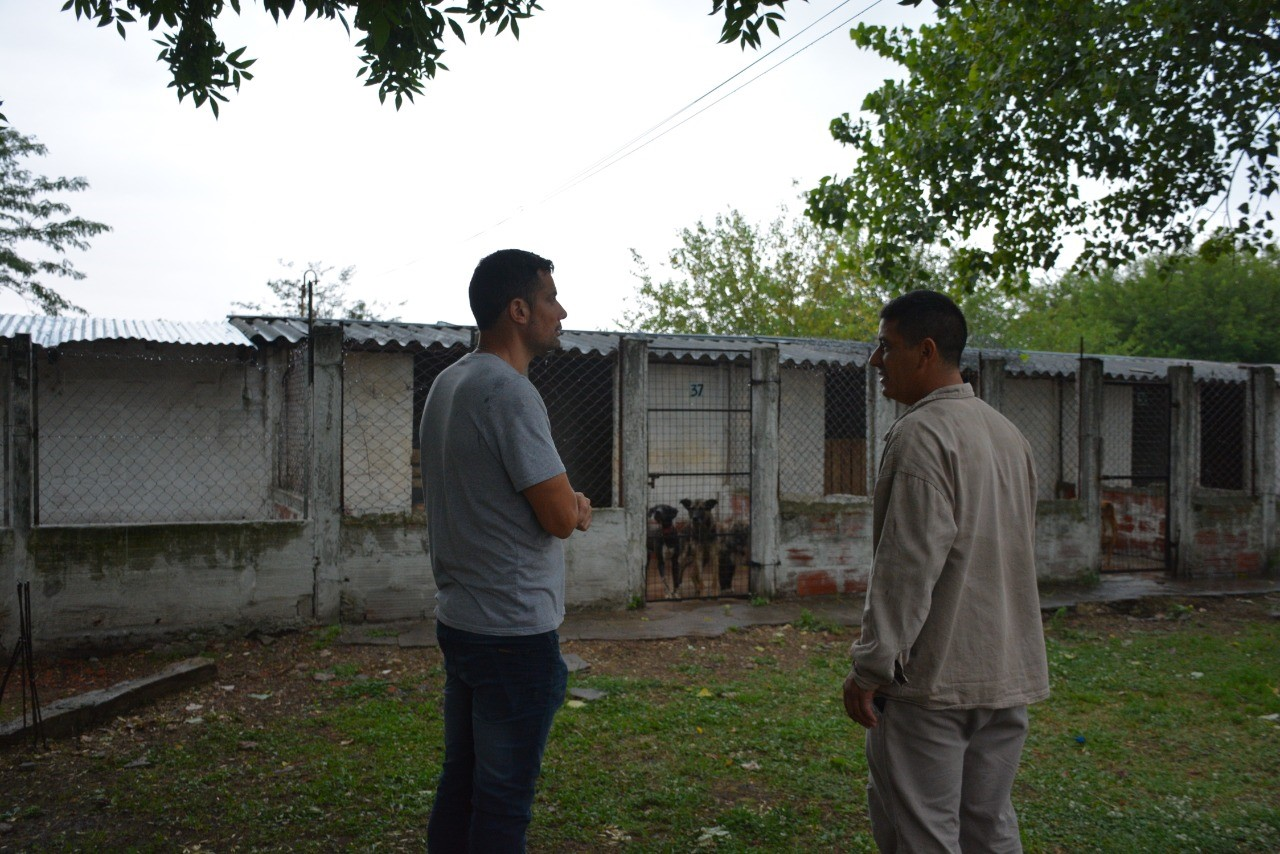 García visitó el Hogar Canino Municipal