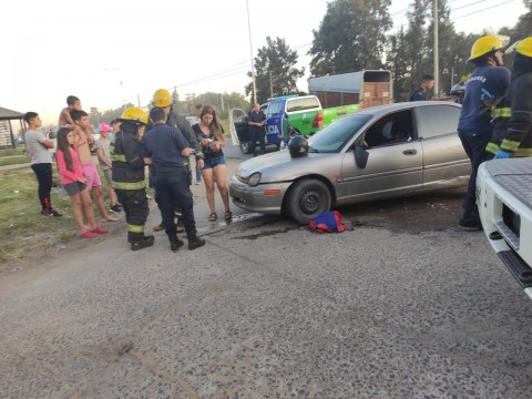 Un auto y una moto colisionaron en la esquina de Ruta 7 y Rivadavia