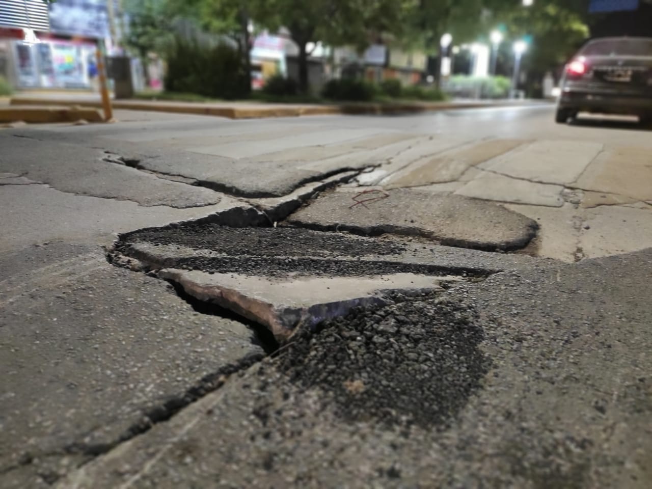 Quejas por un profundo bache en una esquina céntrica