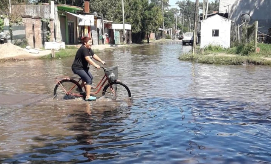 Un caño roto de ABSA inundó una transitada esquina de Altos del Oeste
