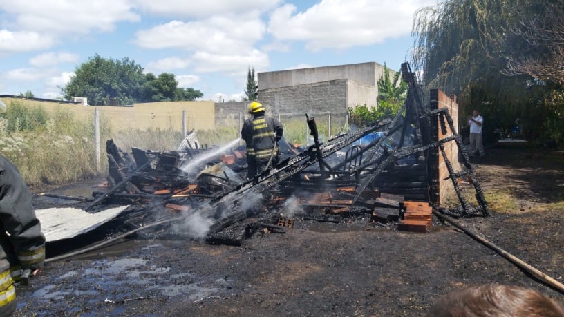 Una familia necesita ayuda tras perder su casa en un incendio