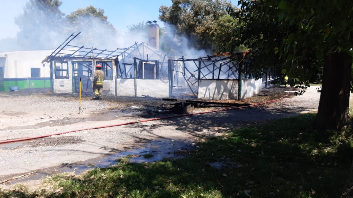 Un accidente doméstico produjo un importante incendio en una sociedad de fomento