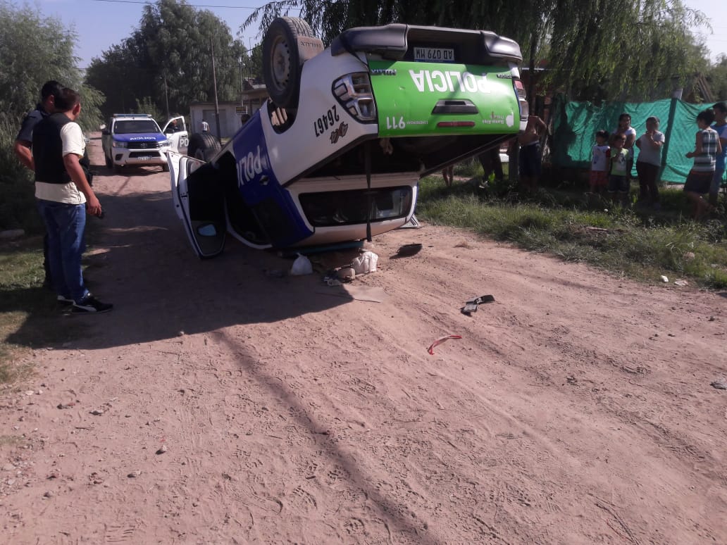 Un móvil policial volcó durante una persecución en Agua de Oro