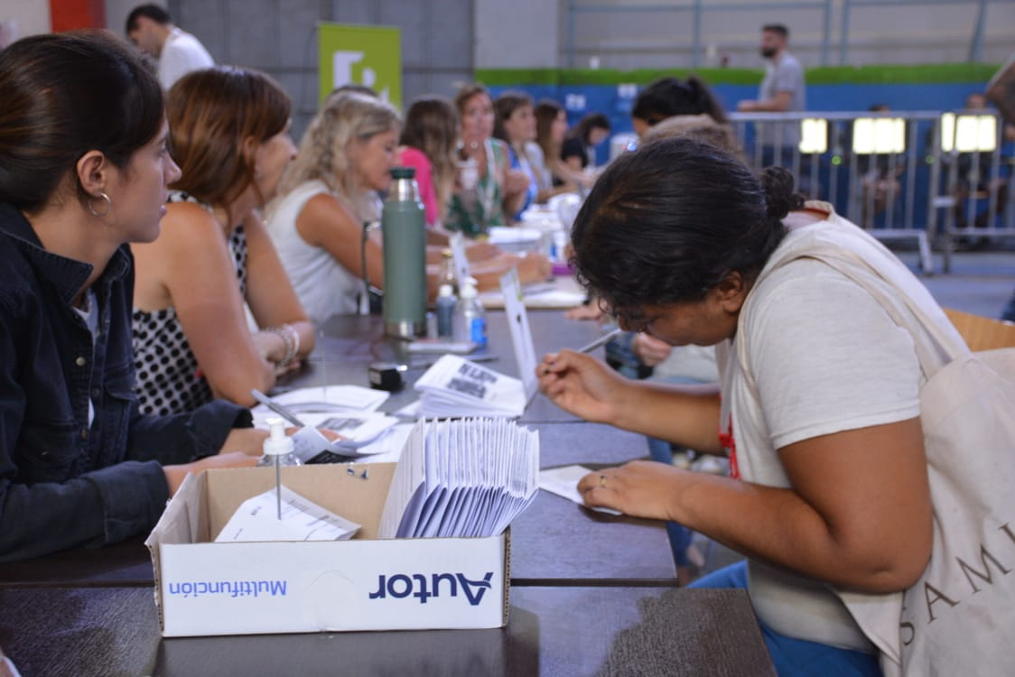 Tarjeta Alimentaria: hay más de 500 vecinos que deben pasar a retirar sus plásticos