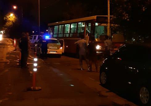 Colectivo chocó frontalmente una columna cerca de "Los Abuelitos"