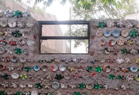 Una cooperativa local incentiva a la comunidad a construir ecoladrillos durante la cuarentena