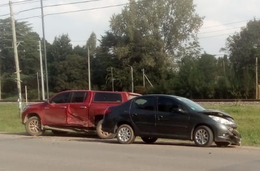 Un auto y una camioneta chocaron en una Ruta 7 casi vacía por la cuarentena