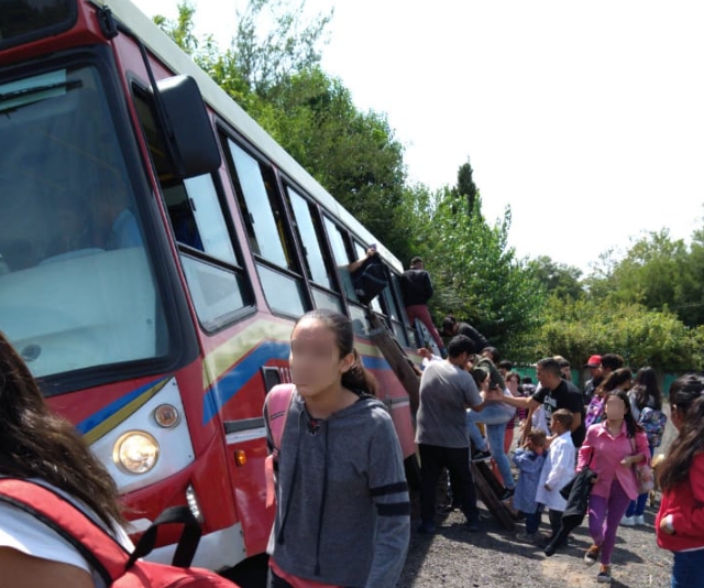 Un colectivo terminó encallado en una zanja en el barrio La Capilla