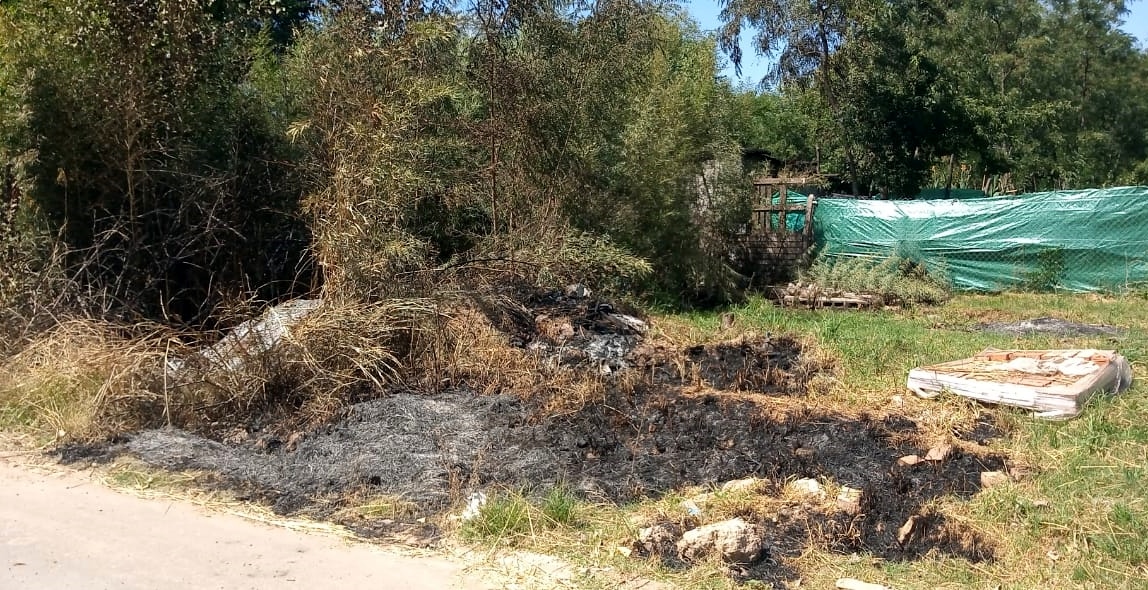 Una vecina duerme en una carpa tras incendiarse por completo su casa en Los Viveros