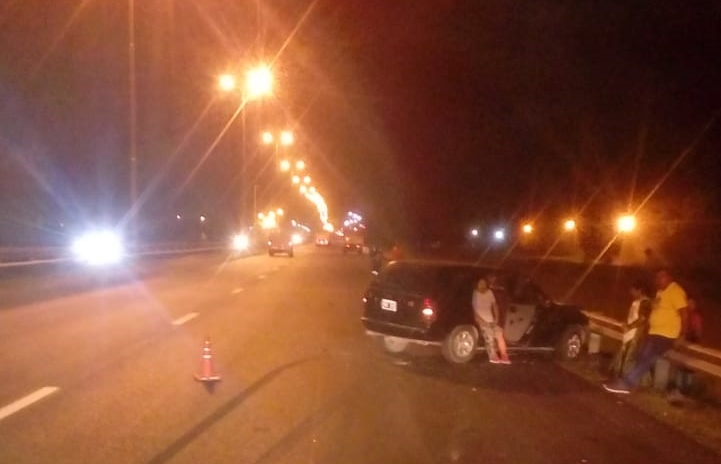 Un auto chocó contra un camión en la Autopista