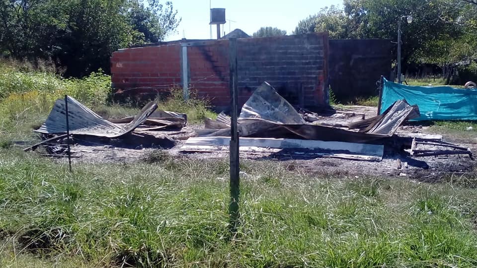 Una vivienda quedó consumida por las llamas en el barrio Almirante Brown