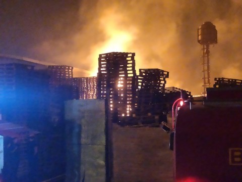 Voraz incendio en un depósito de pallets cerca de la Colectora Sur