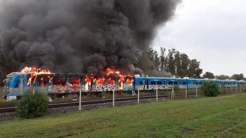 Se incendió una formación abandonada del Tren Sarmiento en Luján
