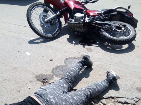 Un adolescente terminó con lesiones al ser embestido por una moto en el ingreso a una escuela