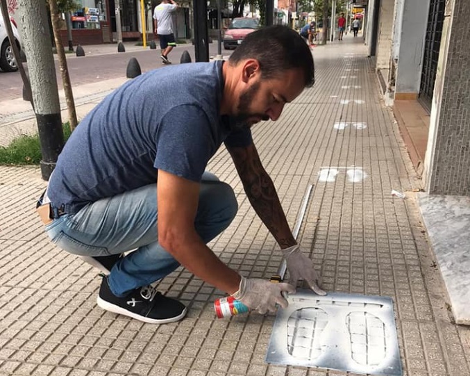 Tras el caos de gente, pintan marcas en las veredas para evitar aglomeraciones en los cajeros automáticos