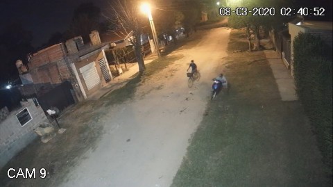 Video: robaron una moto y una bicicleta de una casa y quedaron grabados
