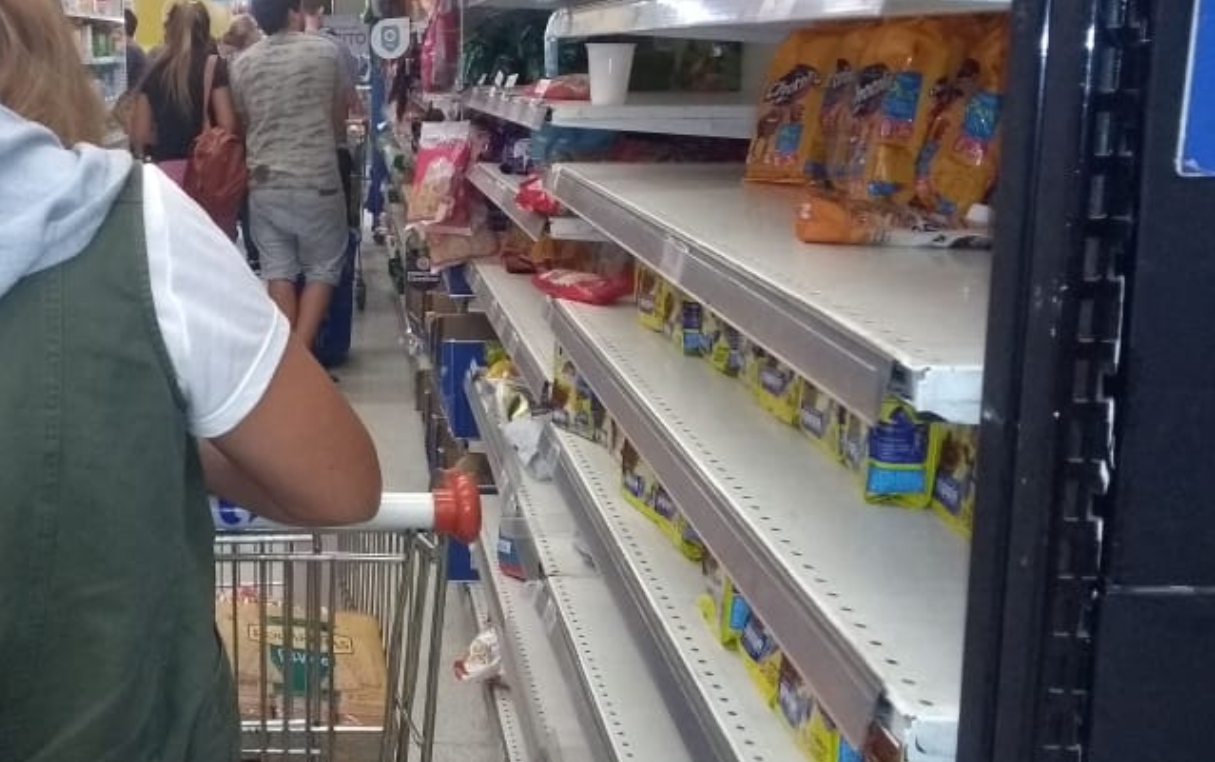 Supermercados no llegan a reponer mercadería ante el temor popular de una parálisis